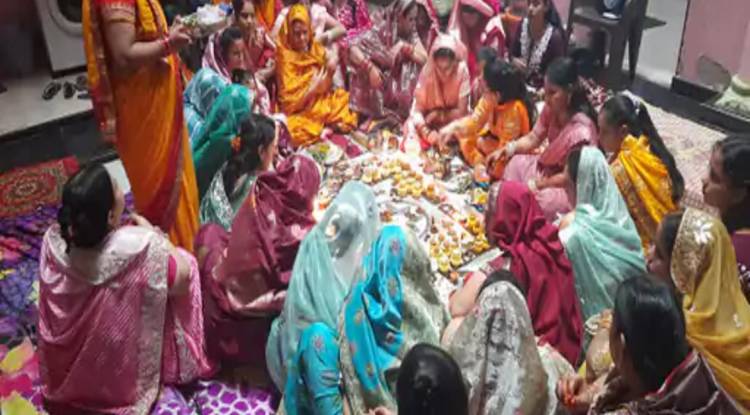 वाराणसी में भाई दूज पर बहनों ने भाई की लंबी उम्र और खुशहाली की कामना की, जुबान पर लगाए काटे; यमराज से जुड़ी है यह परंपरा