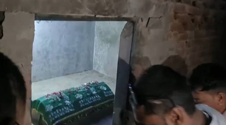 मिर्जापुर: अंधविश्वास में परिवार ने घर में बनाया मजार, इत्र की खुशबू आने पर गांववालों ने घुसकर तोड़ी