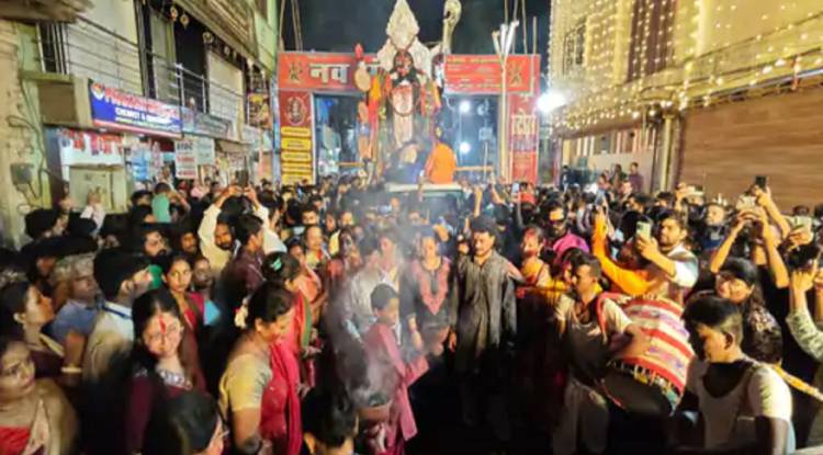 काशी में मां काली का धूमधाम से विसर्जन: सिन्दूर खेला के बाद निकली भव्य शोभायात्रा, 5 थानों की फोर्स रही तैनात