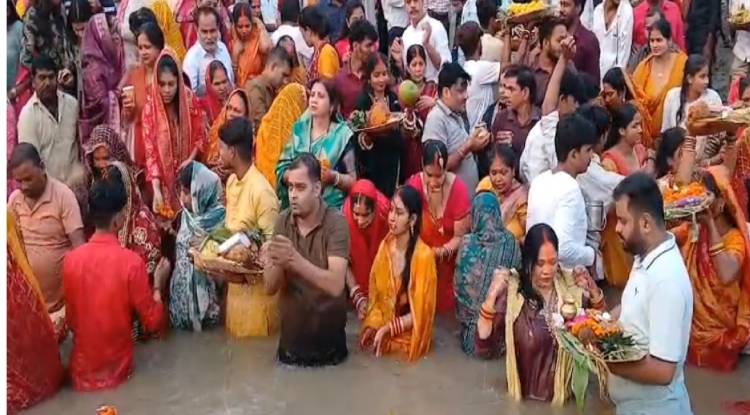 वाराणसी में संपन्न हुआ महापर्व छठ : घाटों पर उमड़ा जनसैलाब, उदीयमान सूर्य को अर्घ्य देकर व्रतियों ने किया व्रत पारण