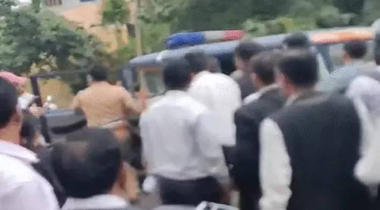 कानपुर: लॉ स्टूडेंट पर जानलेवा हमला करने वाला आरोपी कचहरी से गिरफ्तार, वकीलों ने पुलिस को दौड़ाया