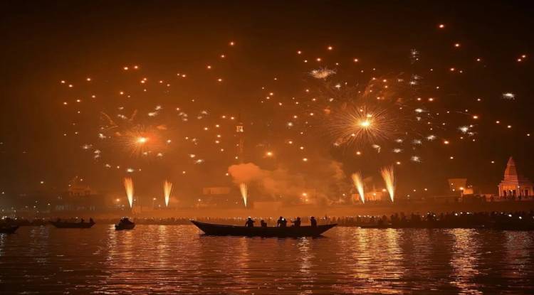 काशी की चमक ने बढ़ाए दाम: देव दीपावली पर होटल-नाव हुए ‘सोने के भाव’, विदेशों को भी पीछे छोड़ा