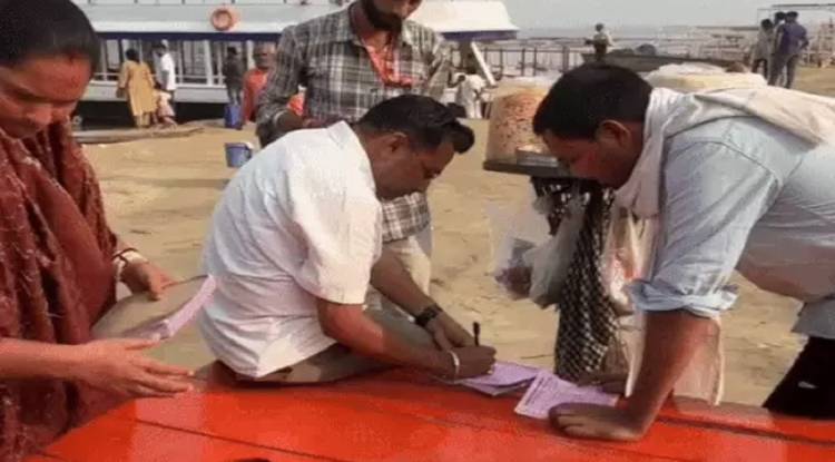 अस्सी घाट पर चला स्वच्छता अभियान: गंदगी फैलाने वालों पर त्वरित कार्रवाई, मौके पर वसूला जुर्माना