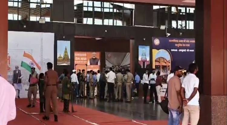 पीएम मोदी काशी पहुंचे, सीएम योगी ने किया स्वागत; भाजपा कार्यकर्ताओं के साथ करेंगे बैठक 