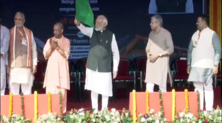 बनारस से खजुराहो रवाना हुई वंदेभारत एक्सप्रेस, पीएम मोदी ने दी हरी झंडी, ‘हर-हर महादेव’ के जयघोष से गूंजा स्टेशन