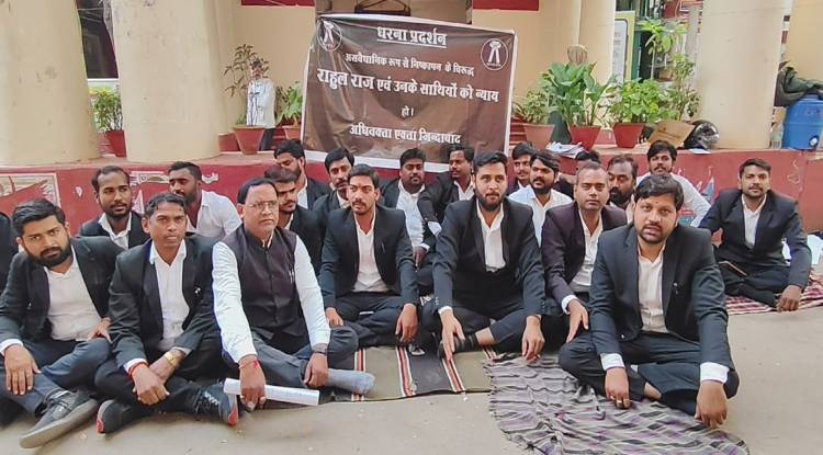 सेंट्रल बार एसोसिएशन से निष्कासन के विरोध में अधिवक्ताओं का धरना जारी, डॉ. राहुल राज ने निष्पक्ष जांच की मांग की