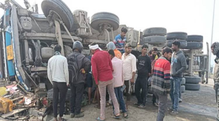 वाराणसी में भीषण हादसा:  रिंगरोड चौराहे पर पलटा लिक्विड सीमेंट लदा टैंकर, दो चालकों की दर्दनाक मौत