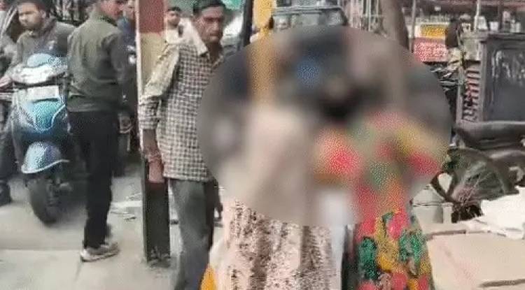 आरोपी से शादी की जिद… मां ने सड़क पर बेटी पर बरसाए थप्पड़–घूंसे,वीडियो वायरल