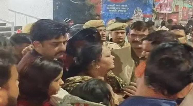 भाई को पीटा तो भड़का बरेली- बेटे को छोड़ जिम ट्रेनर संग रहने पहुंची महिला पर हंगामा, हाईवे जाम