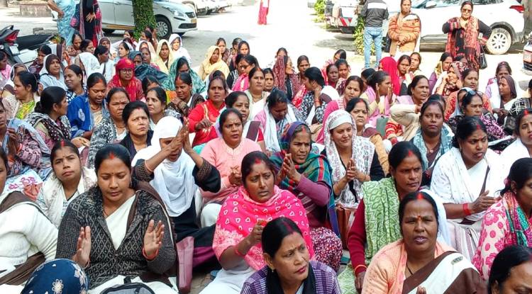 आशा कर्मियों का वाराणसी में जोरदार धरना,  30 हजार वेतन और सरकारी दर्जा की मांग