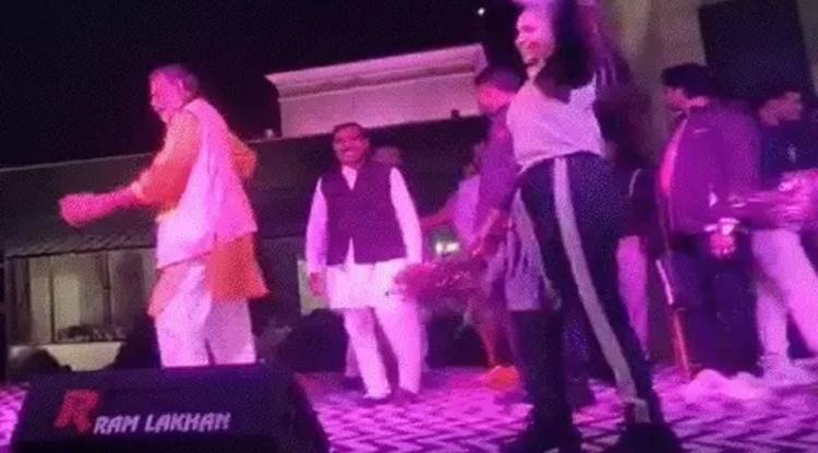 शादी में राज्यमंत्री के ठुमके हुए वायरल, “दे दे प्यार दे” गाने पर जमकर थिरके मनोहर लाल पंथ