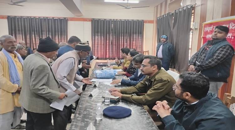 डीएम ने सुनीं जनता की समस्याएं, निस्तारण के निर्देश