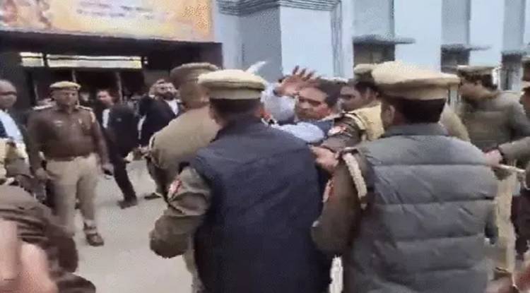 ट्रेन से उठाए गए यूपी के पूर्व IG अमिताभ ठाकुर, 26 साल पुराने केस में देवरिया पुलिस की कार्रवाई तेज