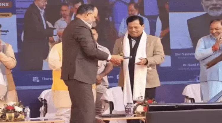 काशी से देश का पहला हाइड्रोजन जलयान रवाना, केंद्रीय मंत्री ने दिखाई हरी झंडी