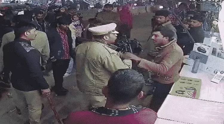 कानपुर थप्पड़ कांड में नया खुलासा: दरोगा से भिड़ने वाला दुकानदार निकला क्रिमिनल, मोबाइल में मिले फायरिंग-शराब पार्टी के 75 वीडियो