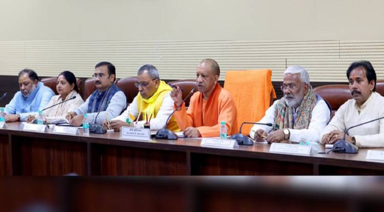 योगी आदित्यनाथ की वाराणसी में समीक्षा बैठक, पिस्टल कांड से लेकर कफ सिरप मामले पर सख्ती