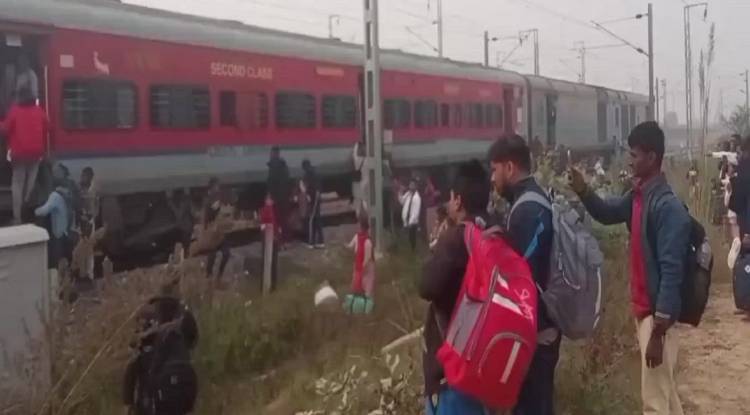 मगध एक्सप्रेस के जनरल कोच में धमाका, धुएं से मची भगदड़