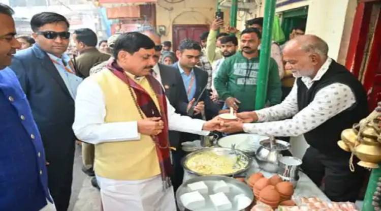 काशी के रंग में रंगे MP के सीएम मोहन यादव, बाबा के दर पर शीश नवाया और गलियों में चखा मलइयो