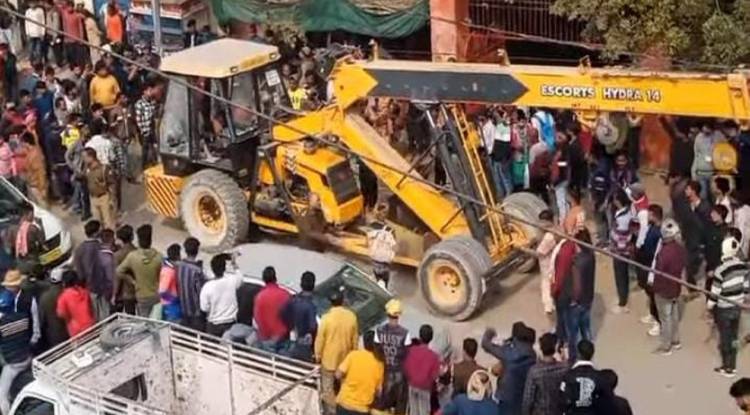 क्रेन से कुचलकर दस साल के बच्चे की मौत से कोहराम