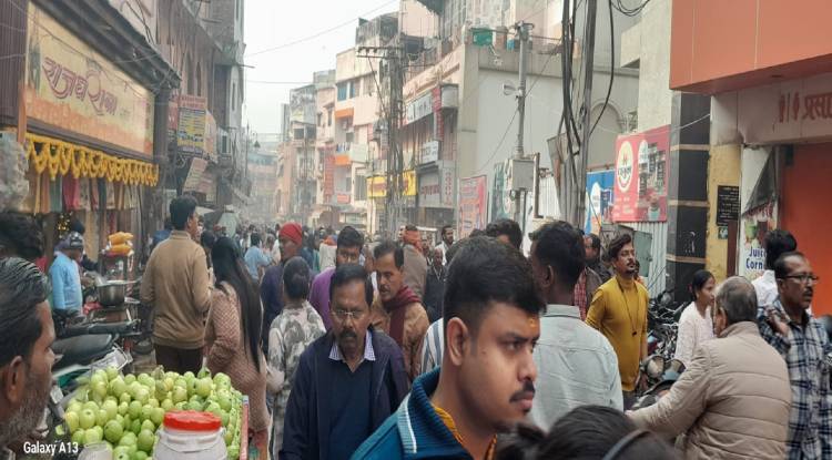 बेलगाम भीड़ में रोज घुटती है अल्हड़ काशी  