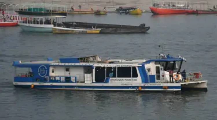 गंगा में हाइड्रोजन वाटर टैक्सी हादसे का शिकार, चप्पू नाव से टक्कर; चालक पर मुकदमा दर्ज