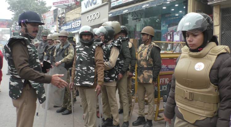 वाराणसी की सड़कों पर कांग्रेस नेताओं का उग्र प्रदर्शन