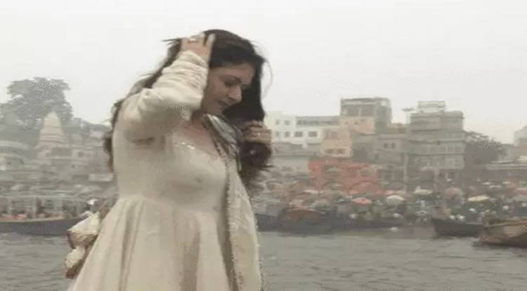 भाग्यश्री ने काशी की गलियों में किया बॉलीवुड स्टाइल टूर, मटर-गुगनी और गंगा की सैर संग!