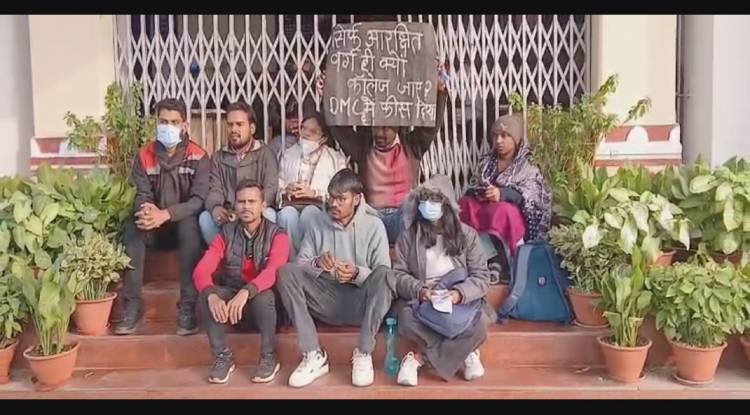 वाराणसी:  बीएचयू में पीएचडी शोध छात्रों का धरना, स्थानांतरण और आरक्षण उल्लंघन का आरोप