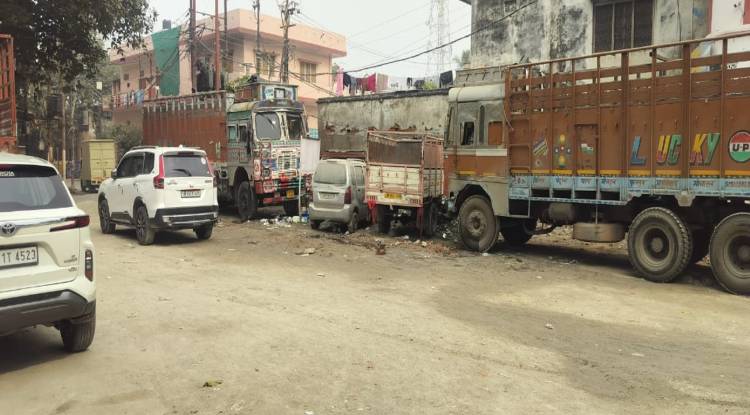 रिहायशी बस्ती रामकटोरा का दम घोंट रहे अवैध ट्रांसपोर्ट