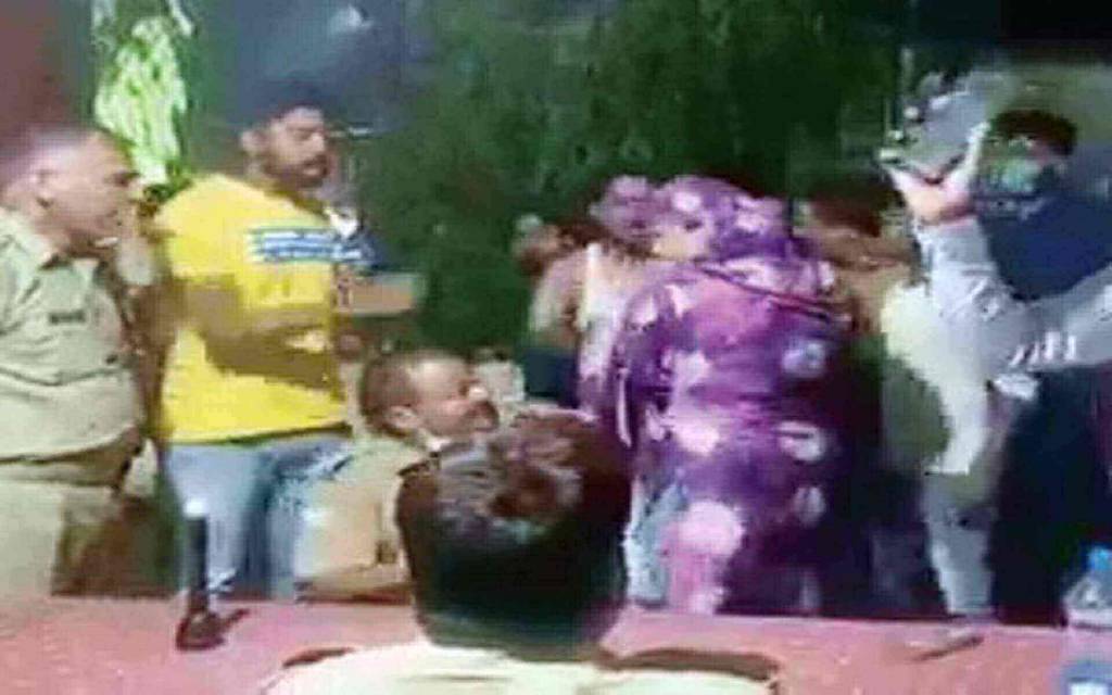 महिला का सिपाही को सरेआम थप्पड़ मारने का वीडियो वायरल