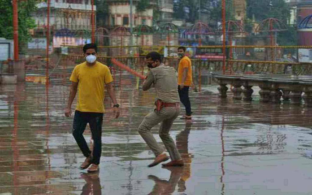 वायरल फोटो: घाटों पर रौब दिखाने वाला दरोगा हुआ लाइन हाजिर