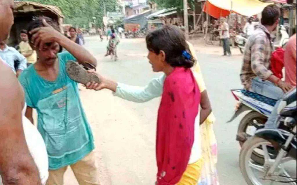 सरेआम की मनचले की पिटाई, लोग दे रहे चप्पल गर्ल का नाम, वीडियो वायरल