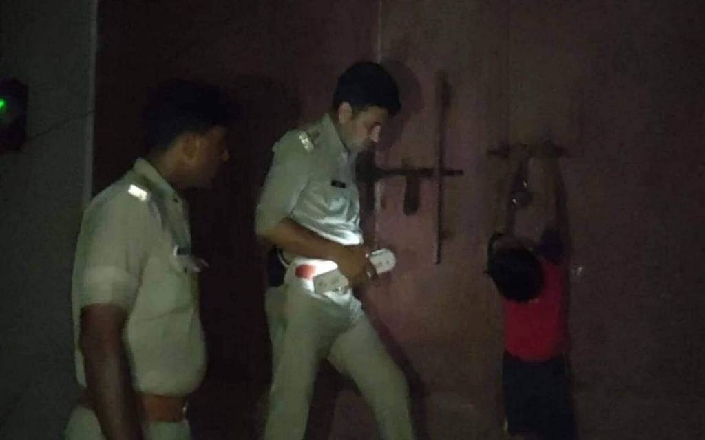 फौजी के घर में घुस बदमाशों ने मचाया आतंक, बेटियों और पत्नी को पीटा
