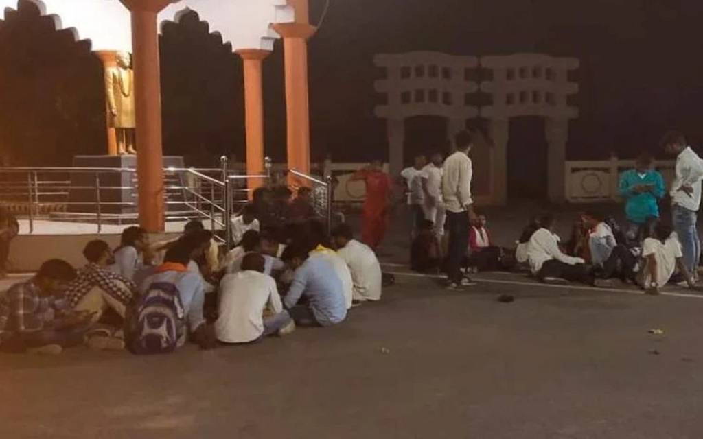 रिजल्ट में गड़बड़ी होने पर पूर्वांचल विश्वविद्यालय के गेट पर छात्रों ने रातभर किया धरना प्रदर्शन 