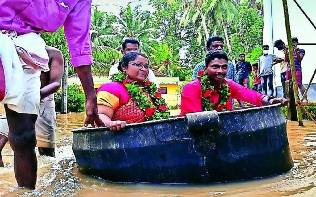 केरल में बाढ़ का कहर: पतीले में सवार होकर शादी करने पहुंचे दूल्हा-दुल्हन, वीडियो वायरल 