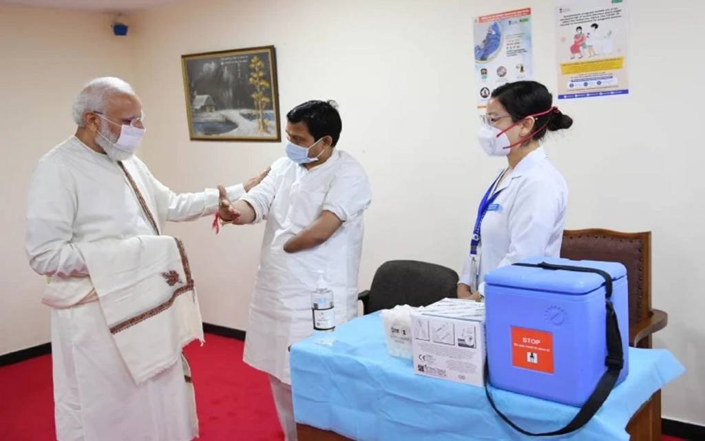 वाराणसी के अरुण राय ने लगवाया 100 करोड़वां कोरोना टीका