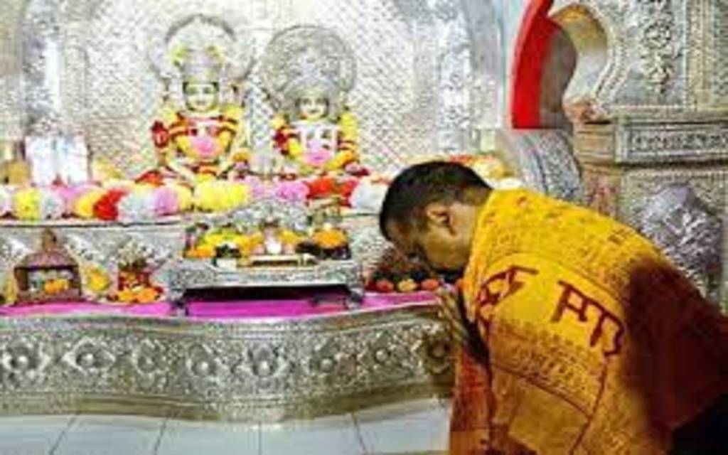 दिल्ली के सीएम ने हनुमानगढ़ी मंदिर में की पूजा-अर्चना, बोले- हर भारतवासी को दर्शन करने का मिले मौका