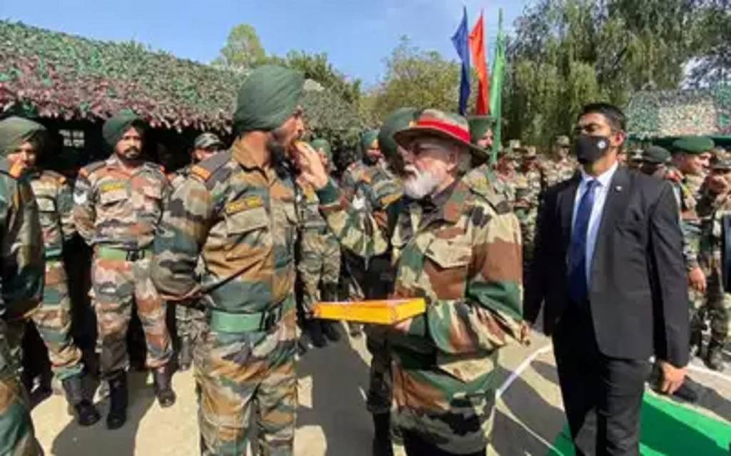 जम्मू-कश्मीर में प्रधानमंत्री ने फौजियों संग मनाई दिवाली,  कहा- सेना ही मेरा परिवार, नौशेरा के शेरों के साहस को नमन