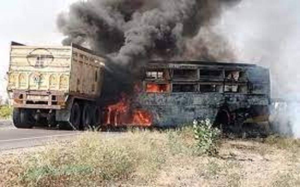 बस और टैंकर में टक्कर, बस में लगी आग से 12 लोग जिंदा जले