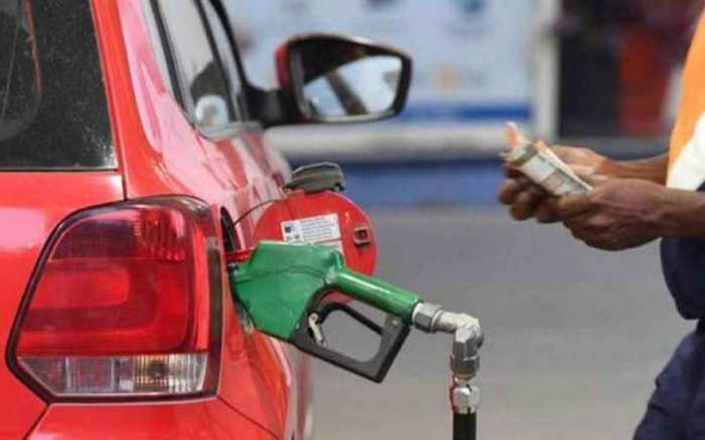 दिल्ली सरकार ने पेट्रोल पर वैट घटाने का लिया फैसला,आठ रुपए प्रतिलीटर की कटौती