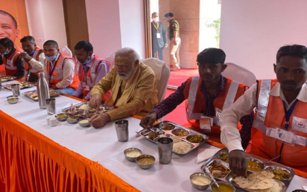पीएम मोदी ने मजदूरों के साथ किया भोजन 