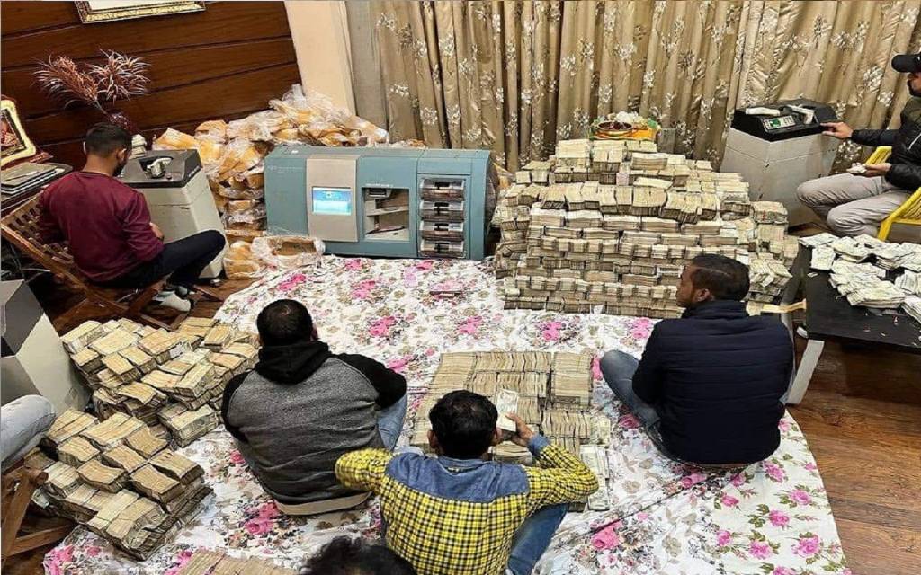 समाजवादी इत्र कारोबारी  के घर से मिले 150 करोड़ रुपये, जीएसटी इंटेलिजेंस टीम ने मारा छापा 
