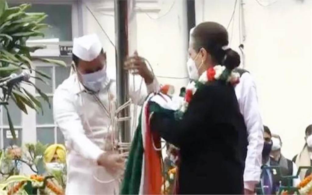 कांग्रेस स्थापना दिवस पर झंडा फहराने पहुंची सोनिया के हाथों में गिरा पार्टी का झंडा