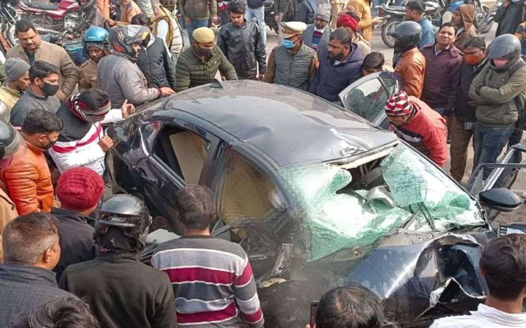 लखनऊ में 1090 चौराहे पर डिवाइडर में घुसी बेकाबू तेज रफ्तार कार, ड्राइवर समेत 3 की मौत