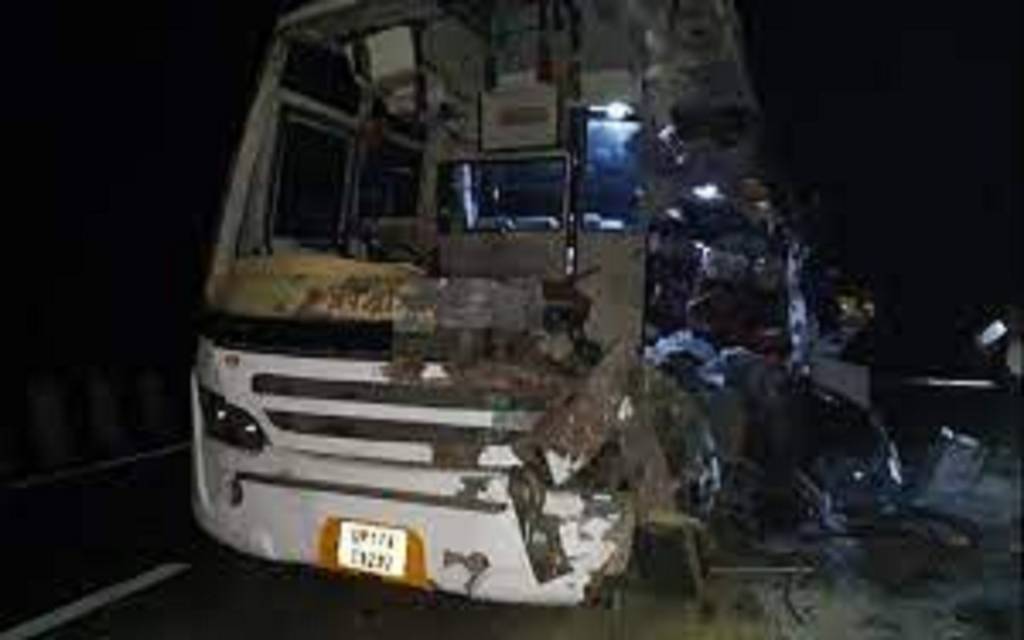 कन्नौज में ट्रक में टकराई बरातियों से भरी बस, तीन की मौत और आठ घायल 
