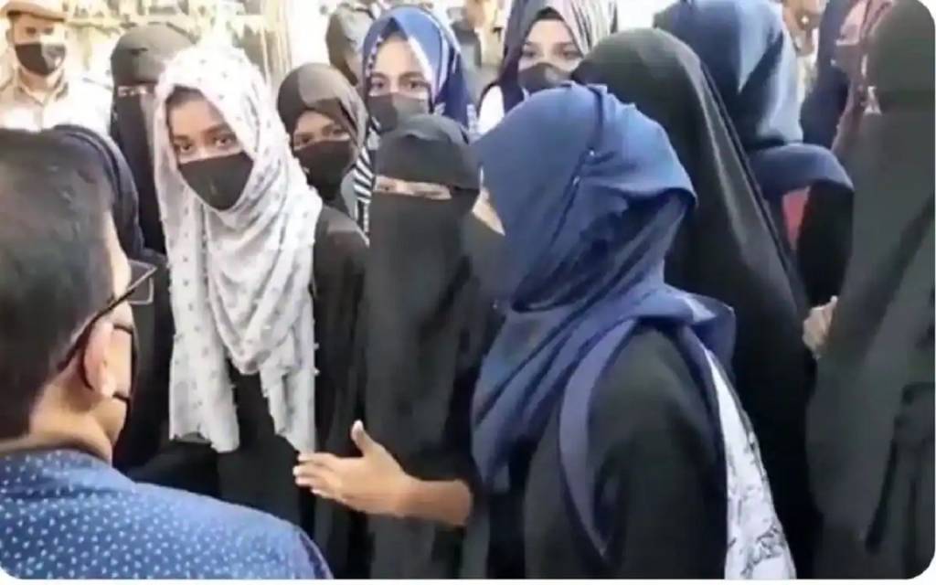 कर्नाटक के बाद पुडुचेरी तक पहुंचा हिजाब विवाद, छात्रा को स्कार्फ हटाने के लिए किया मजबूर