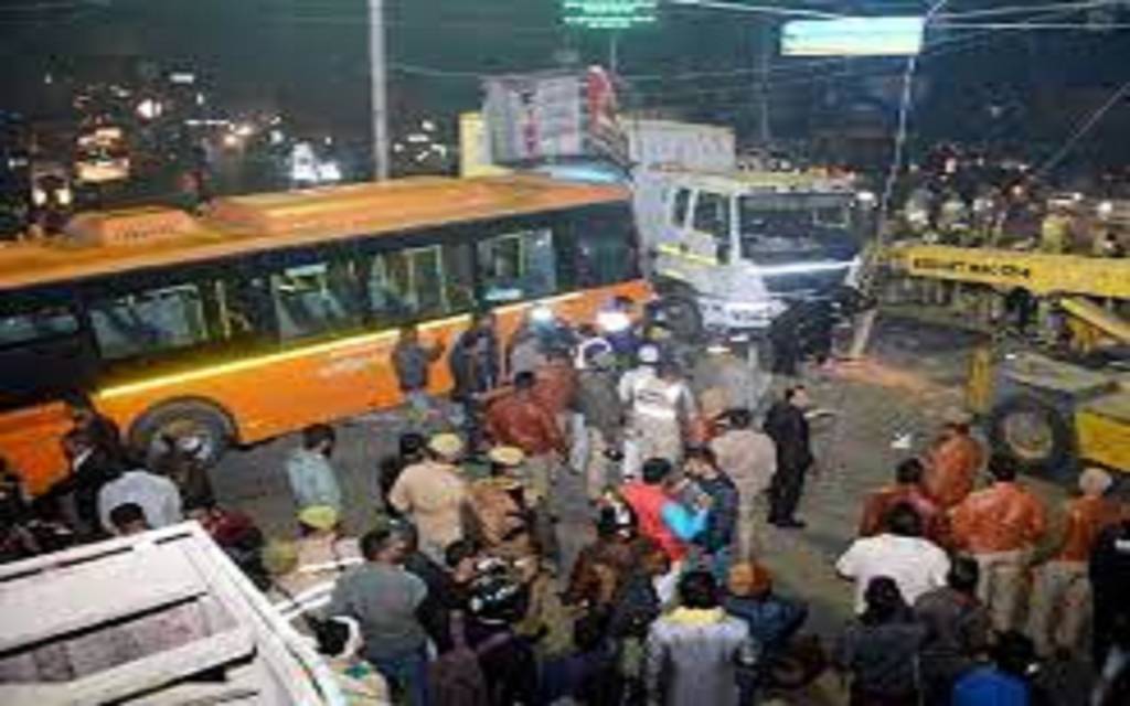 कानपुर में तेज रफ्तार ई-बस ने कई वाहनों को रौंदा, छह घायल, एक की हालत गंभीर
