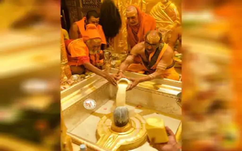महाशिवरात्रि : हर हर महादेव के नारे से गुंजी काशी, श्रीकाशी विश्वनाथ मंदिर में आधी रात से लगी भक्तों की कतार