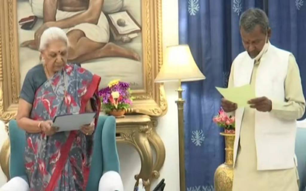 राज्यपाल आनंदीबेन पटेल ने रामपति शास्त्री को दिलाई प्रोटेम स्पीकर पद की शपथ