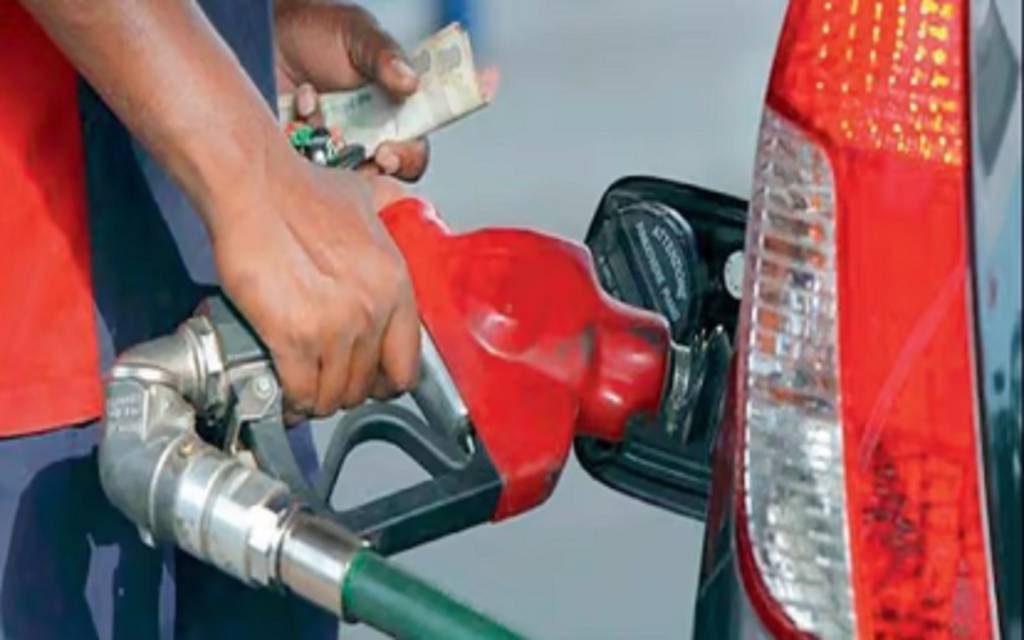 वाराणसी में पेट्रोल की कीमतें 100 रुपये के पार, बढ़ते कीमतों से आम जनता परेशान 